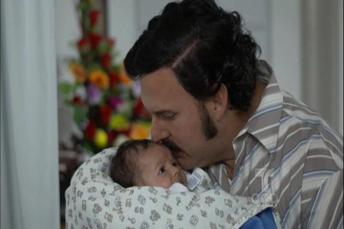 Nace el primógenito de Escobar. Es un varón y se llamará Emilio. Escobar muestra gran alegría.