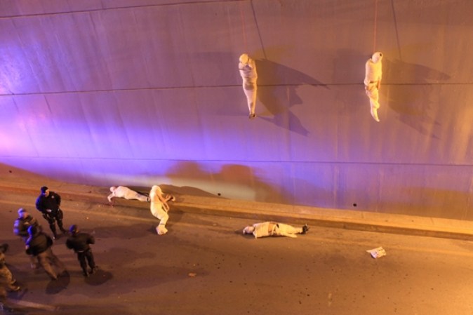 8 de marzo 2013. La policía llega a la escena del crimen donde dos cuerpos cuelgan de un puente; otros tres están en el suelo. Habían sido asesinados por el crimen organizado en Saltillo, Coahuila, México. Foto CHRISTOPHER VANEGAS