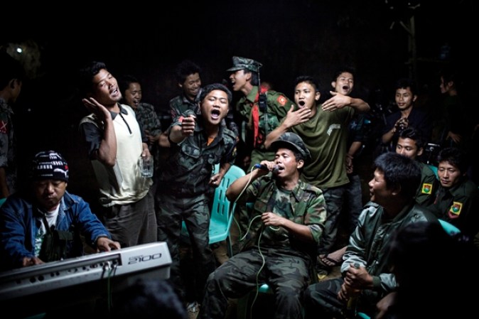 15 de marzo 2013. Combatientes del Ejército Independiente de Kachin, en Birmania, beben y celebran en el funeral de uno de sus comandantes. La ciudad estaba sitiada por el ejército birmano. Foto JULIUS SCHRANK