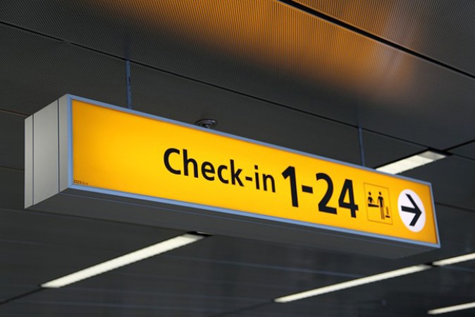 Ubica antes que nada tu sala de abordaje antes de pasear por las tiendas del aeropuerto. Si tienes que esperar mantente siempre atento a tu reloj.