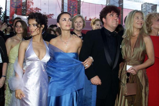 Salma Hayek, Penélope Cruz, el director Pedro Almodóvar y Cecilia Roth comparten en los premios Oscar celebrados en Los Angeles en el 2000.