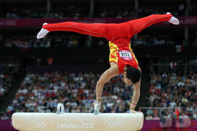 DIA 3: Chenglong Zhang de China compite en el potro con arzones.