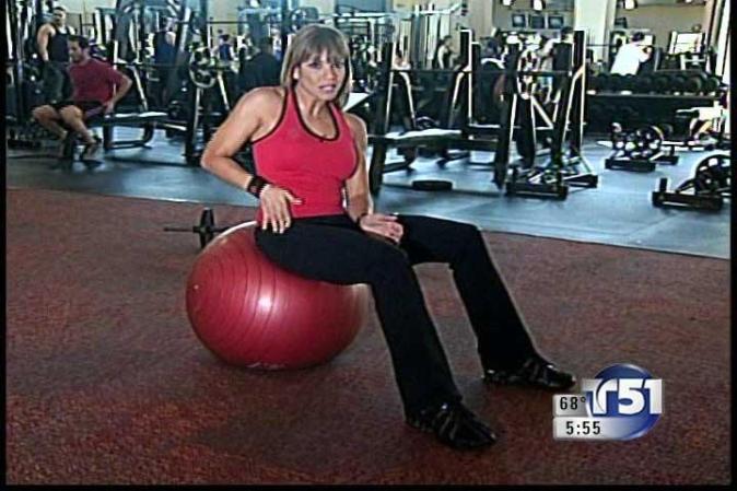 Con la pelota, también pueden hacerse ejercicios para trabajar los costados del abdomen, donde se marcan las "llantitas".