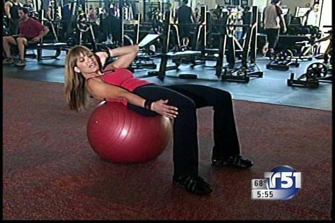 En la misma posición inicial del ejercicio anterior, extiende tu brazo derecho y levanta ligeramente el torso hasta tocar la rodilla derecha con la mano. Repite lo mismo del otro lado.
