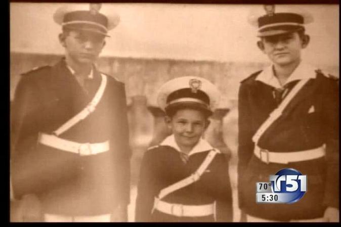 Fidel Castro con su hermano Raúl y otro niño.