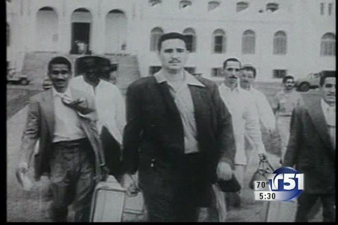 MAYO DE 1955: Es amnistiado y parte al exilio en México.