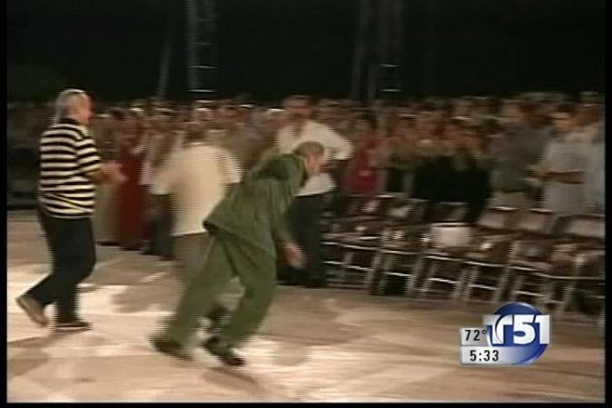 30 DE OCTUBRE, 2004: Se fractura una rodilla y se lesiona el brazo al caer al suelo durante un acto público en la provincia de Villa Clara.
