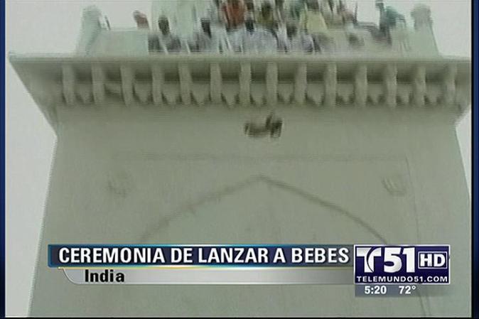 Abajo, los bebés son recogidos con una lona, donde rebotan.