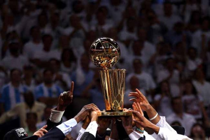 Los Miami Heat celebran la victoria sobre San Antonio Spurs 95-88.