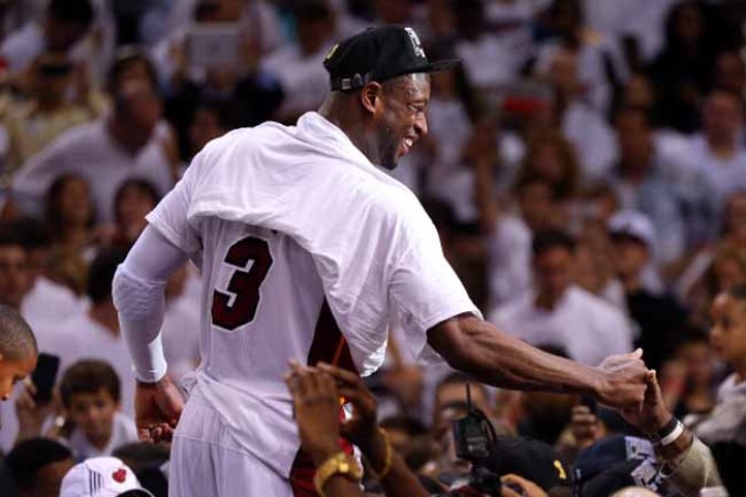 Dwyane Wade #3 de los Miami Heat celebra la victoria sobre San Antonio Spurs 95-88.