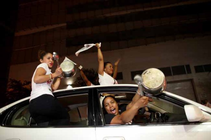 Los fanáticos reaccionan al triunfo y celebran por todo lo alto.