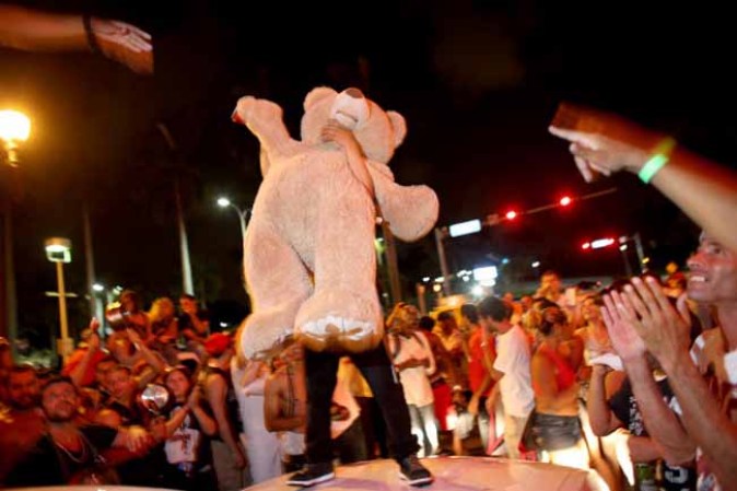 Fans celebrando en las calles.