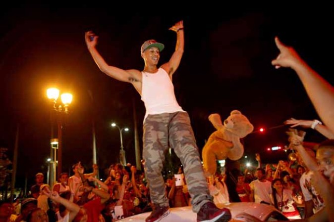 Fans celebrando en las calles.