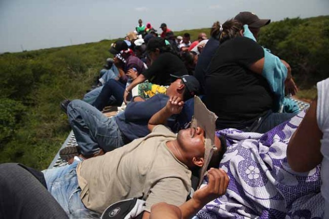 Viajeros de "la bestia" camino a la esperanza.