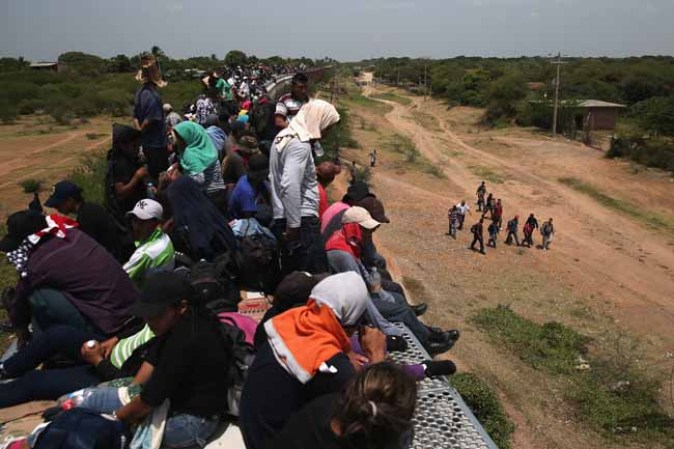 Viajeros de "la bestia" camino a la esperanza.