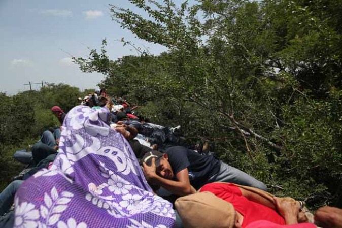 Viajeros de "la bestia" camino a la esperanza.
