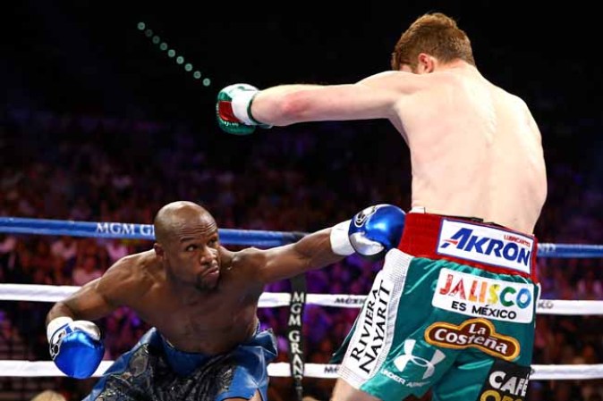 Canelo salió muy nervioso mientras Mayweather lanzaba unos ganchos rapidísimos e imparables.