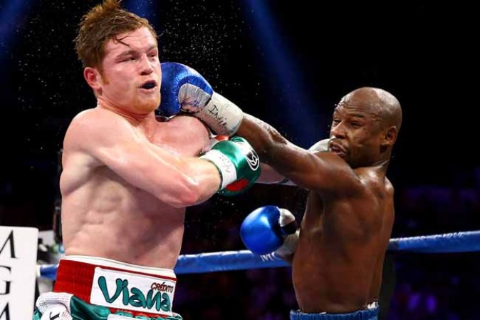 Canelo terminó la pelea agotado y con un ojo morado.