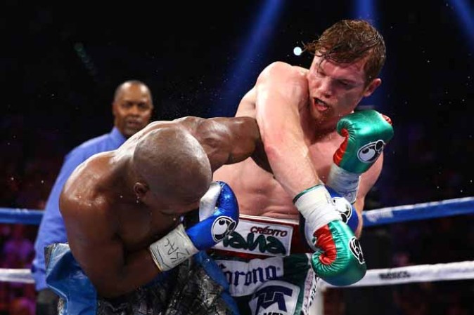 Floyd Mayweather destroza a el "Canelo"en la pelea del año.