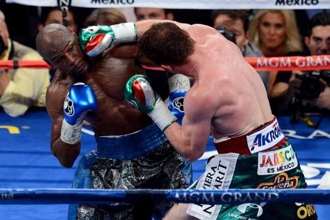 Floyd Mayweather destroza a el "Canelo"en la pelea del año.