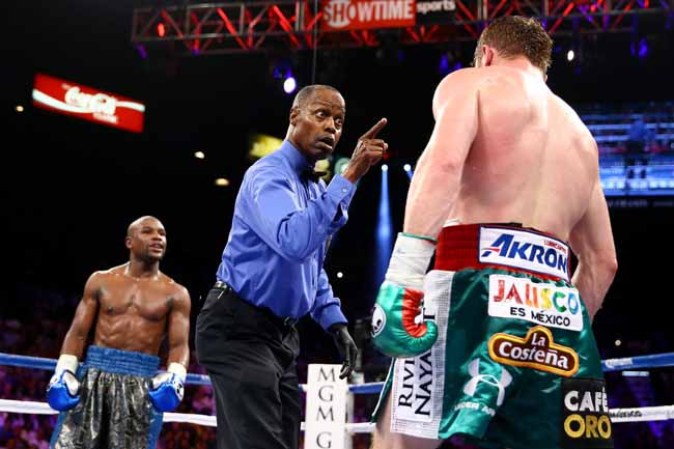 Floyd Mayweather destroza a el "Canelo"en la pelea del año.