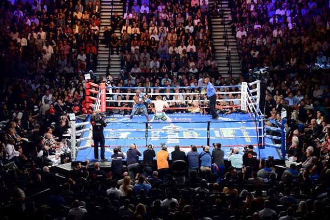 Floyd Mayweather destroza a el "Canelo"en la pelea del año.