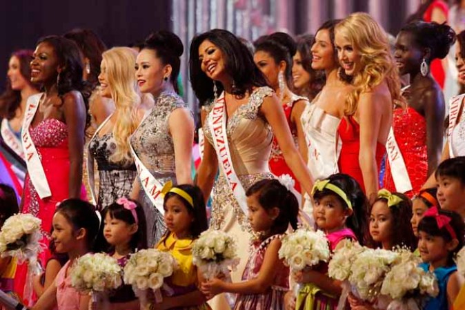 Además, las candidatas a la corona de Miss Mundo tuvieron que sustituir el popular bikini por un bañador de una pieza acompañado por el "sarong", el tradicional pareo indonesio.