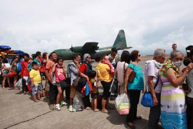 Tras la tragedia, Filipinas intenta levantarse pidiendo ayuda desesperadamente.