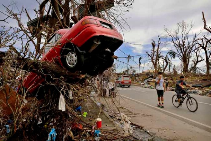 Tras la tragedia, Filipinas intenta levantarse pidiendo ayuda desesperadamente.