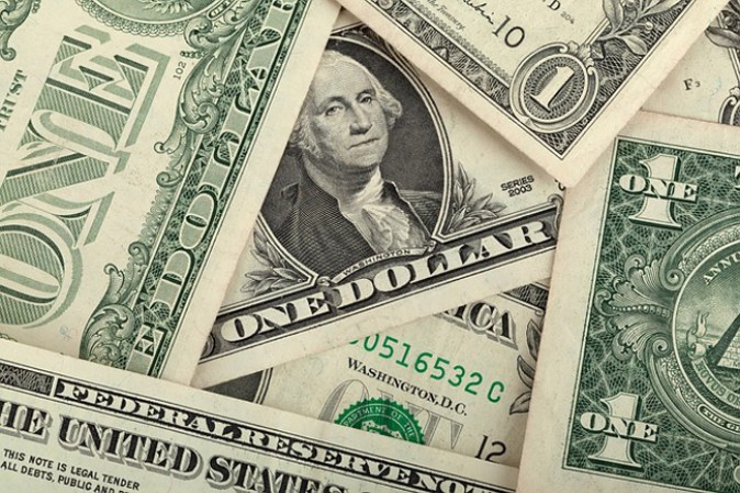 Prepárate con cambio. Ve a un banco y pide monedas y billetes chicos. No querrás perder o tener que bajar el precio a un artículo por falta de cambio.