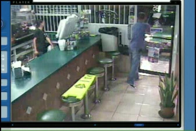 Pero Regalado se abre paso. Quiere matar a su esposa, que trabaja en el lugar.