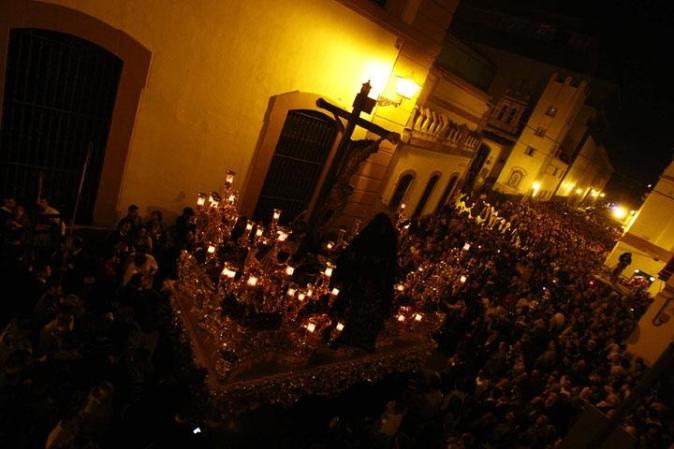 Procesión de la Cofradía de San Gonzálo en Sevilla, España. Los participantes visten los gorros y las túnicas en representación de los nazarenos.