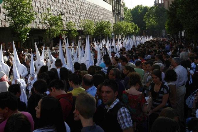 Procesión de la Cofradía de San Gonzálo en Sevilla, España. Los participantes visten los gorros y las túnicas en representación de los nazarenos.