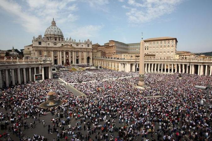 Miles de católicos se reúnen cada año en la plaza de San Pedro para celebrar la Semana Santa junto a su pontífice.