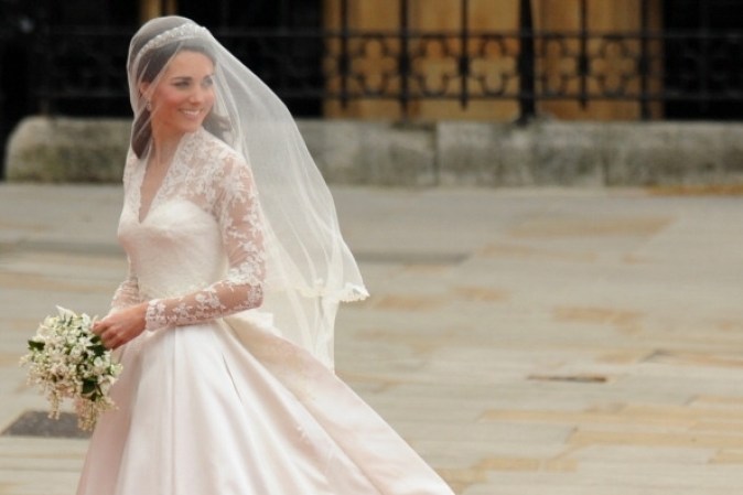 El vestido que fue un secreto hasta el último momento fue diseñado por Sarah Burton de la casa de moda Alexander McQueen.