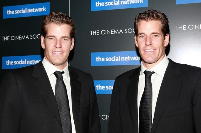 Cameron y Tyler Winklevoss saltaron a la fama porque alegan que el dueño de Facebook les robó la idea, historia retratada en el filme "The Social Network".