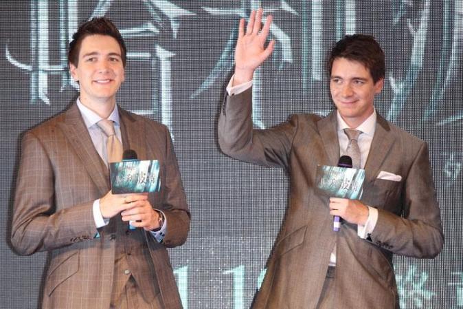 James y Oliver Phelps. Los recordarás en las películas de Harry Potter. Se dice que el tener gemelos es algo hereditario. Sin embargo se puede tener gemelos aunque antes nadie en la familia los haya tenido.