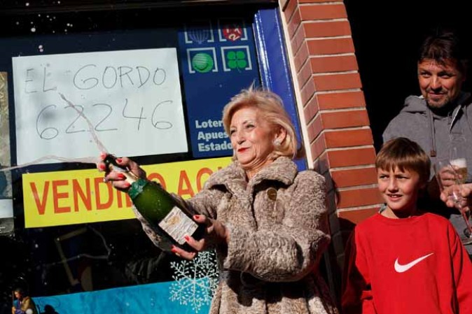 Cada año se producen las mismas imágenes a las puertas de las administraciones de loterías que vendieron el número premiado.