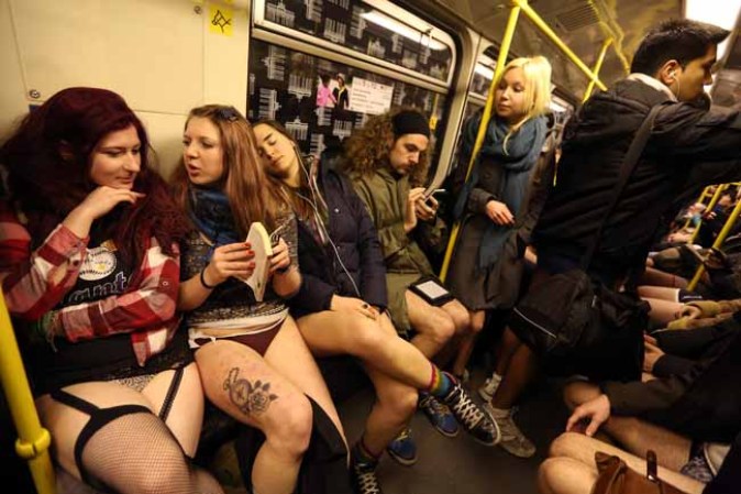 Ciudades del mundo celebran la quinta edición del día sin pantalones en el metro.