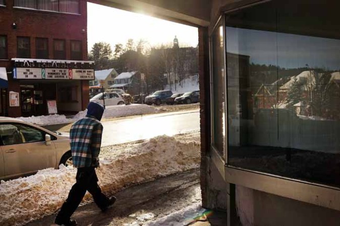 "Los traficantes pueden ganar mucho dinero con los adictos en Vermont", explicó Chen, quien dijo que muchos de ellos conducen los fines de semana desde Nueva York, Boston y Filadelfia para vender heroína a precios más altos en Vermont.