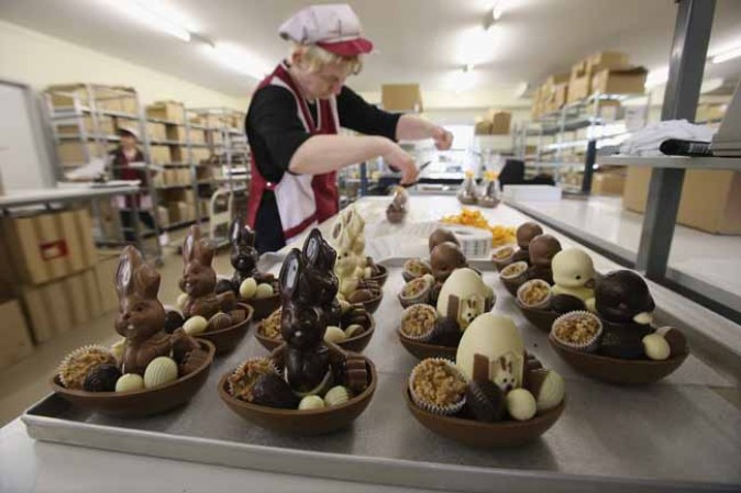 Estas son las manos que crean los mejores conejitos de Pascua de chocolate.