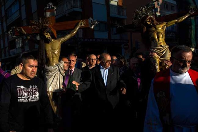 Las procesiones se echan a las calles para recordar la crucifixión de Jesús.