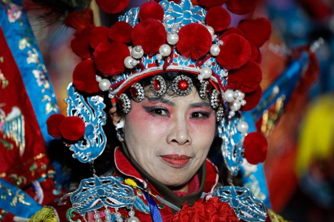 En Pekín (China) artistas folklóricos ofrecen un espectáculo.