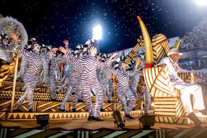 Desfiles de las escuelas de samba en el Sambódromo de Sampucai.