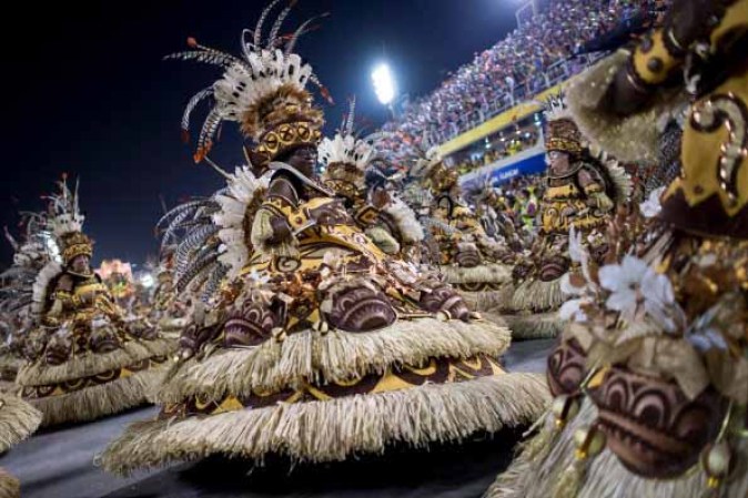 Los disfraces y las carrozas alegóricas pasaron con diferentes referencias a aspectos de la cultura brasileña que usan tambores como el camdomblé, la ubanda, la capoeira y hasta el samba.