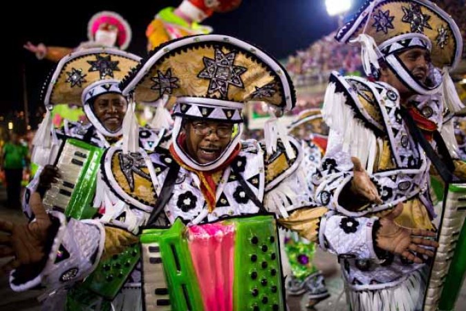Desde África resonó la batucada que se expande en la tierra carioca con el carnaval de Rio de Janeiro el mayor espectáculo al aire libre del mundo.