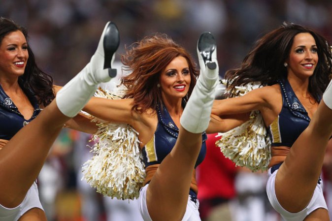 Las porristas de la NFL y del "football" universitario asombran con su belleza y su energía.