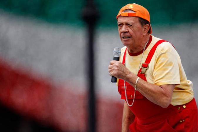 Para algunos es extraño que un anciano pretenda ser un niño y se aparezca en un programa familiar cada domingo. (En Familia con Chabelo)