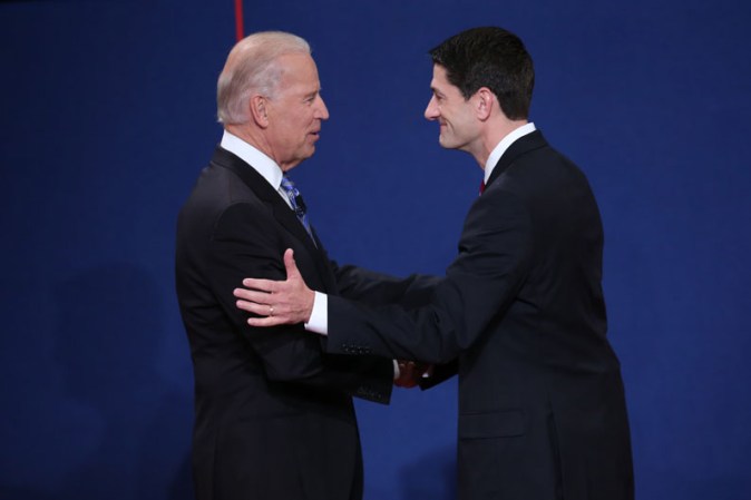 El vicepresidente Joe Biden (izquierda) saluda a su oponente Paul Ryan para dar inicio a su encuentro televisado.