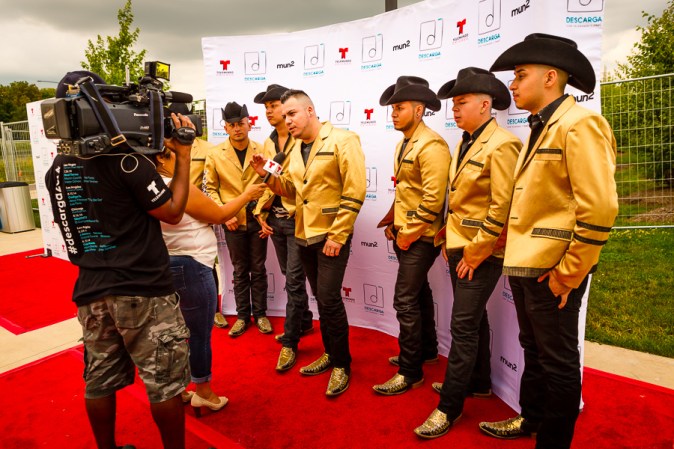 El Conjunto Atardecer entrevistado antes de su presentación en "Descarga 2014" de Telemundo Chicago y Mun2.
